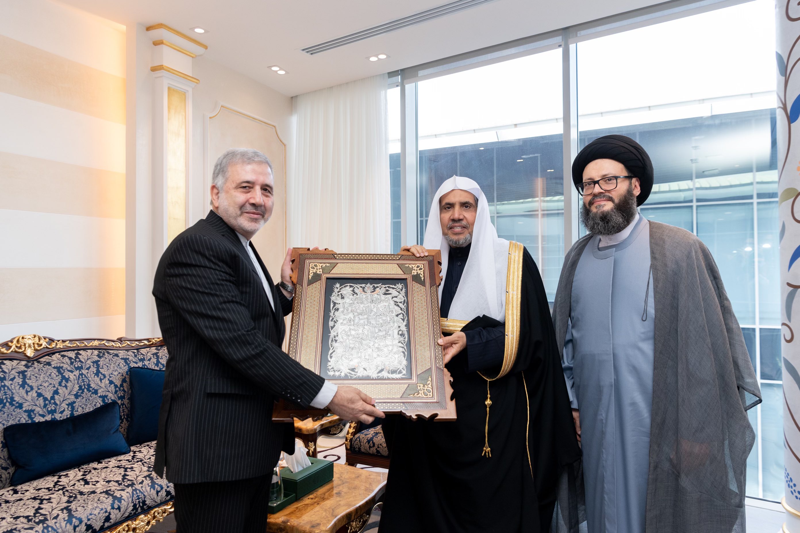 Le Secrétaire général,  Président de l'Organisation des savants musulmans, cheikh Mohammed Al-Issa a reçu à Riyad, l'Ambassadeur de la République Islamique d'Iran auprès du Royaume d'Arabie Saoudite,  M. Alireza Enayati.
