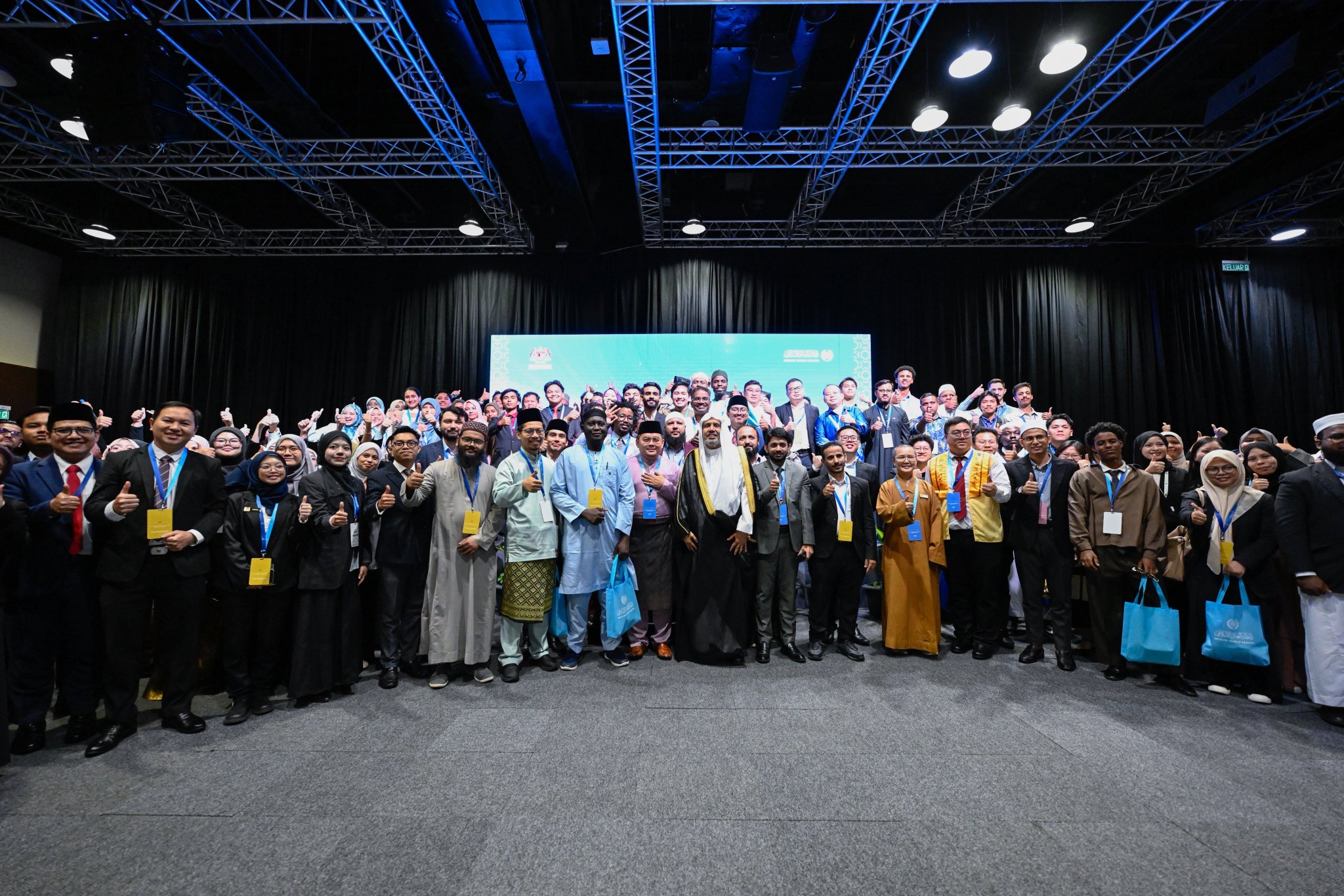 On the sidelines of the Third International Summit of Religious Leaders: In Kuala Lumpur, Malaysia, H.E. Sheikh Dr. Mohammed Al-Issa , Secretary-General of the MWL and Chairman of the OMS, met with young leaders among university students and researchers