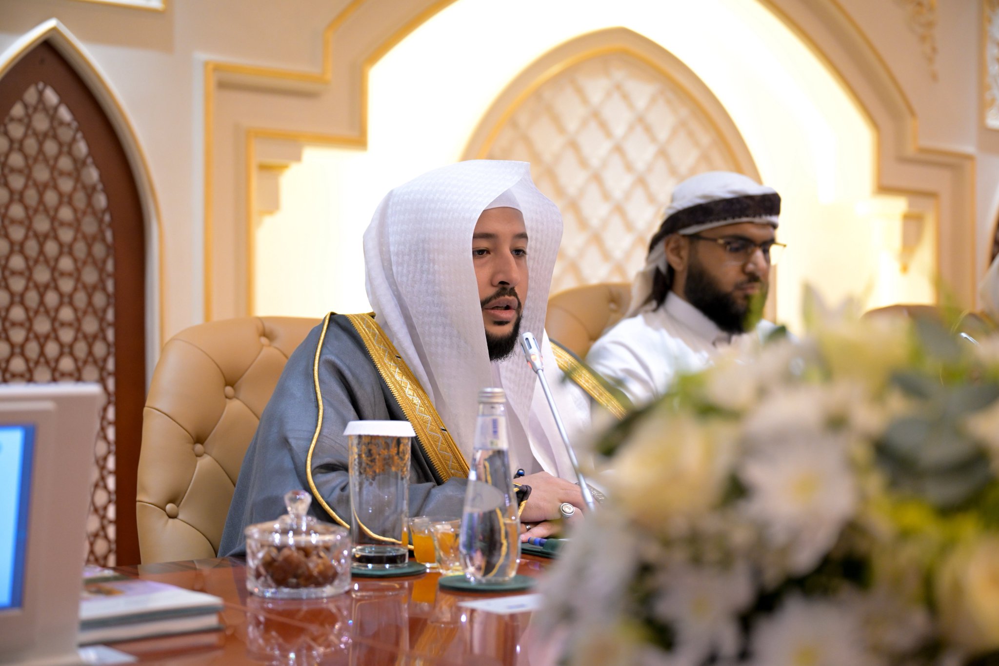 Photos de la cérémonie où le Secrétaire général, cheikh Mohammed Al-Issa a inauguré, au siège de la Ligue à La Mecque, « l’Atlas des dix récitateurs du Coran et de leurs transmetteurs », en présence de son auteur, cheikh Sami Al-Maghlouth