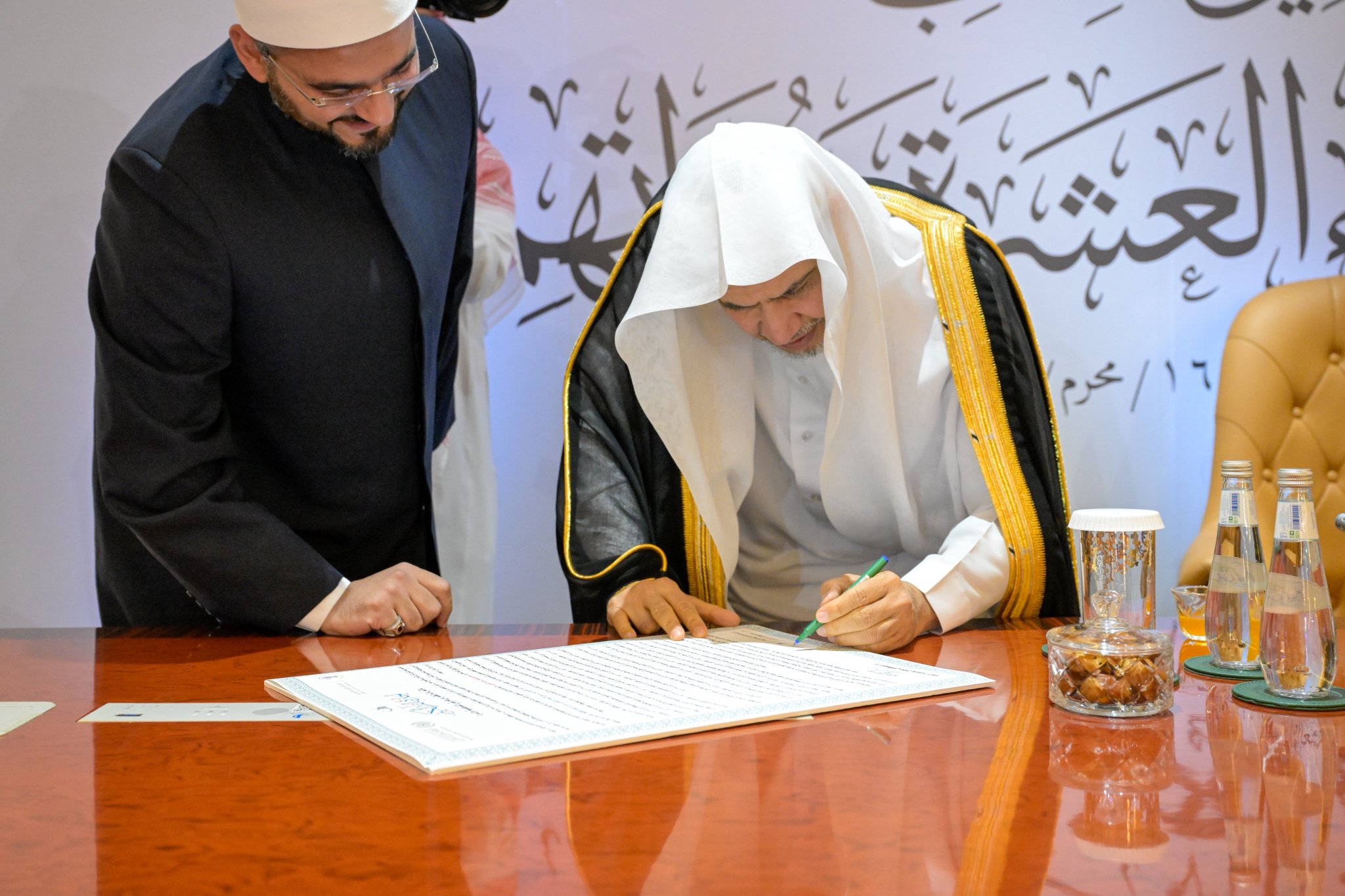 Photos de la cérémonie où le Secrétaire général, cheikh Mohammed Al-Issa a inauguré, au siège de la Ligue à La Mecque, « l’Atlas des dix récitateurs du Coran et de leurs transmetteurs », en présence de son auteur, cheikh Sami Al-Maghlouth