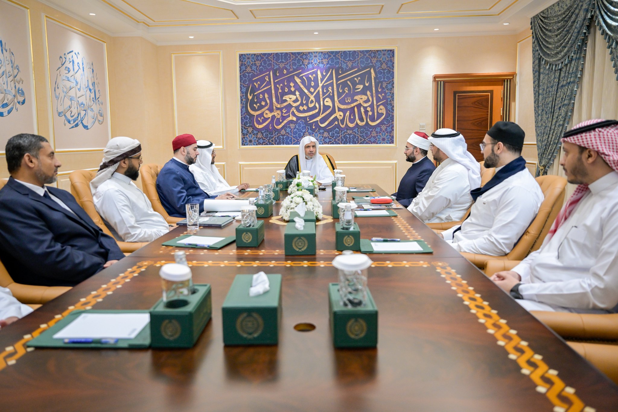 التقى معالي الأمين العام، رئيس هيئة علماء المسلمين؛ فضيلة الشيخ د. ⁧‫محمد العيسى‬⁩‬⁩ ، في مكة المكرمة نخبةً من المُقرئين بالمقرأة التقنية العالمية التابعة لرابطة العالم الإسلامي