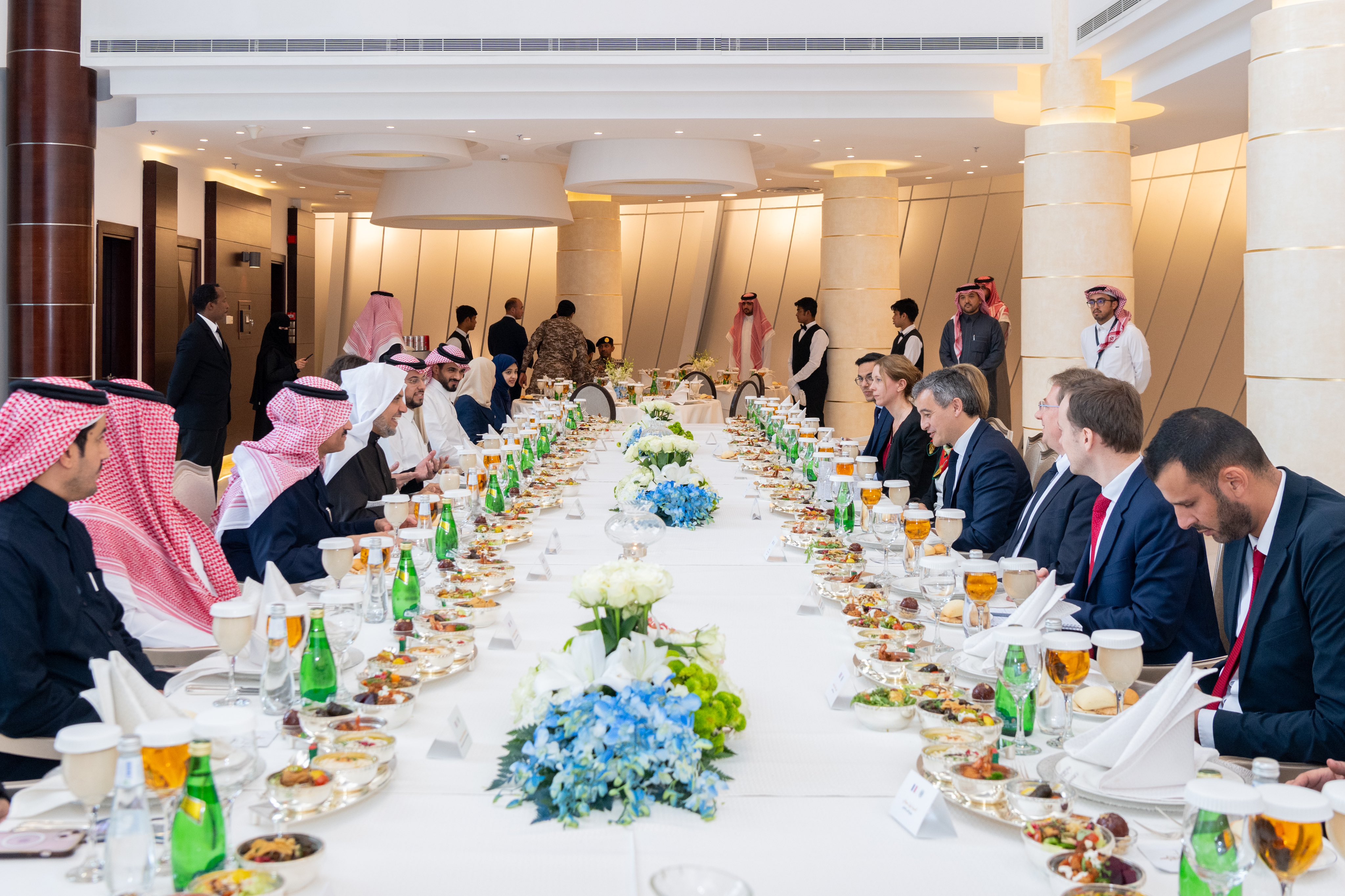 Le Secrétaire Général, Président de l’Organisation des savants musulmans, cheikh Mohammed Al-Issa a reçu à Riyad le Ministre de l'Intérieur et des Outre-mer de la République française, M. Gérald Darmanin.