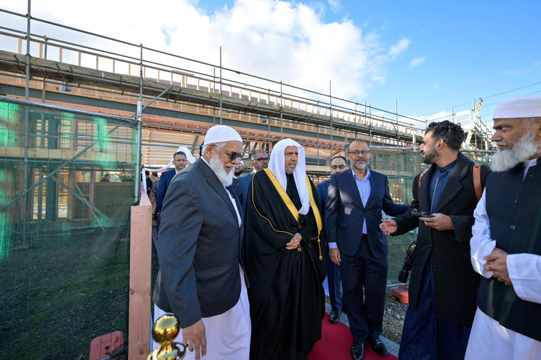 جناب آقای دکتر شیخ محمد العیسی  ، دبیرکل سازمان همبستگی جهان اسلام و رئیس انجمن علمای مسلمان، از مرحله نخست احداث مرکز اسلامی اوکلند بازدید کرد و در محوطه این مرکز، در آیین کاشت درخت زیتون صلح مشارکت کرد.