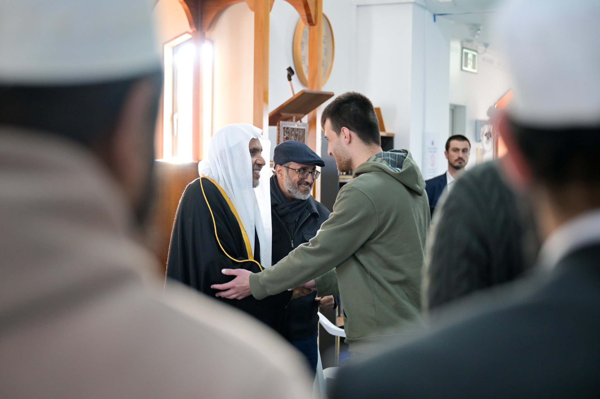 El Secretario General, el Sheij Dr. Mohammed Al-Issa , visitó la mezquita, donde volvió a evaluar sus necesidades y se reunió con los supervivientes del atentado terrorista, así como con las familias de los mártires
