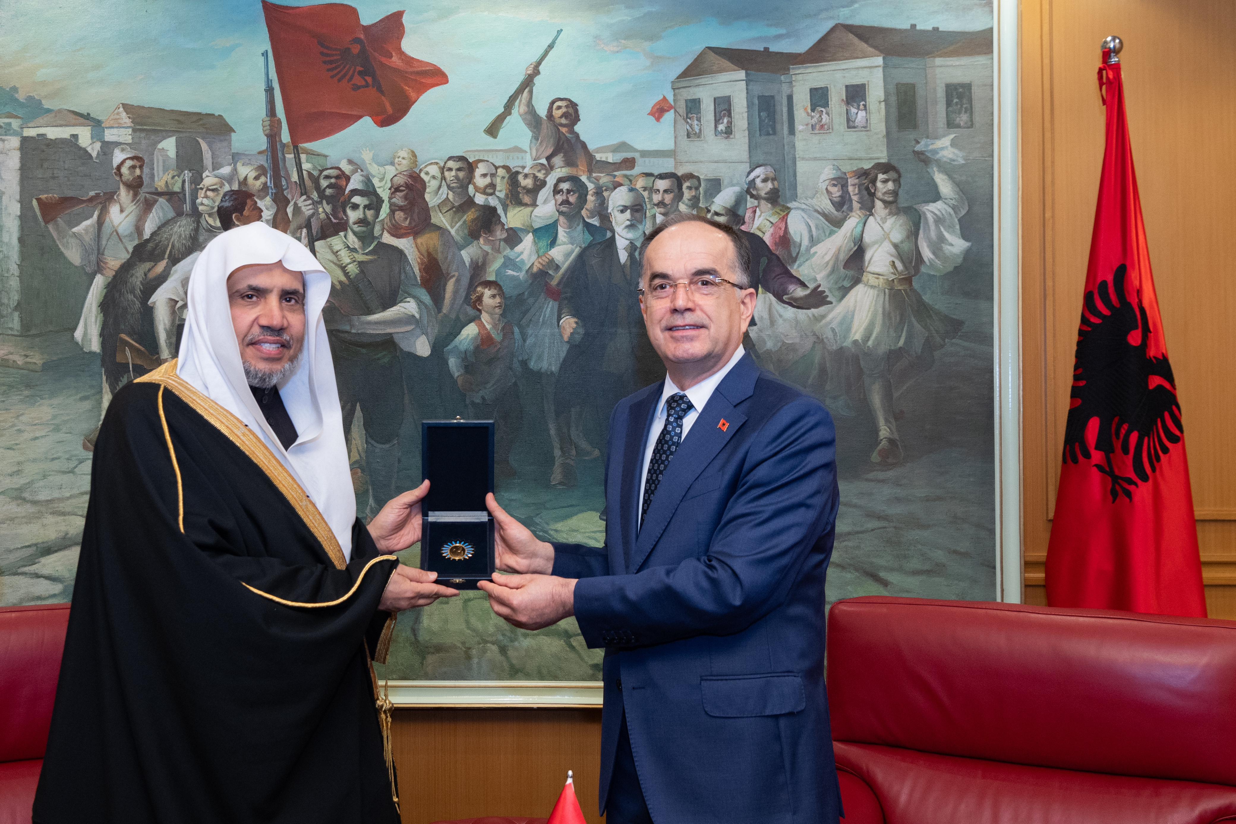 د. العيسى يتقلّد أرفع أوسمة ألبانيا من يد رئيس الجمهورية
