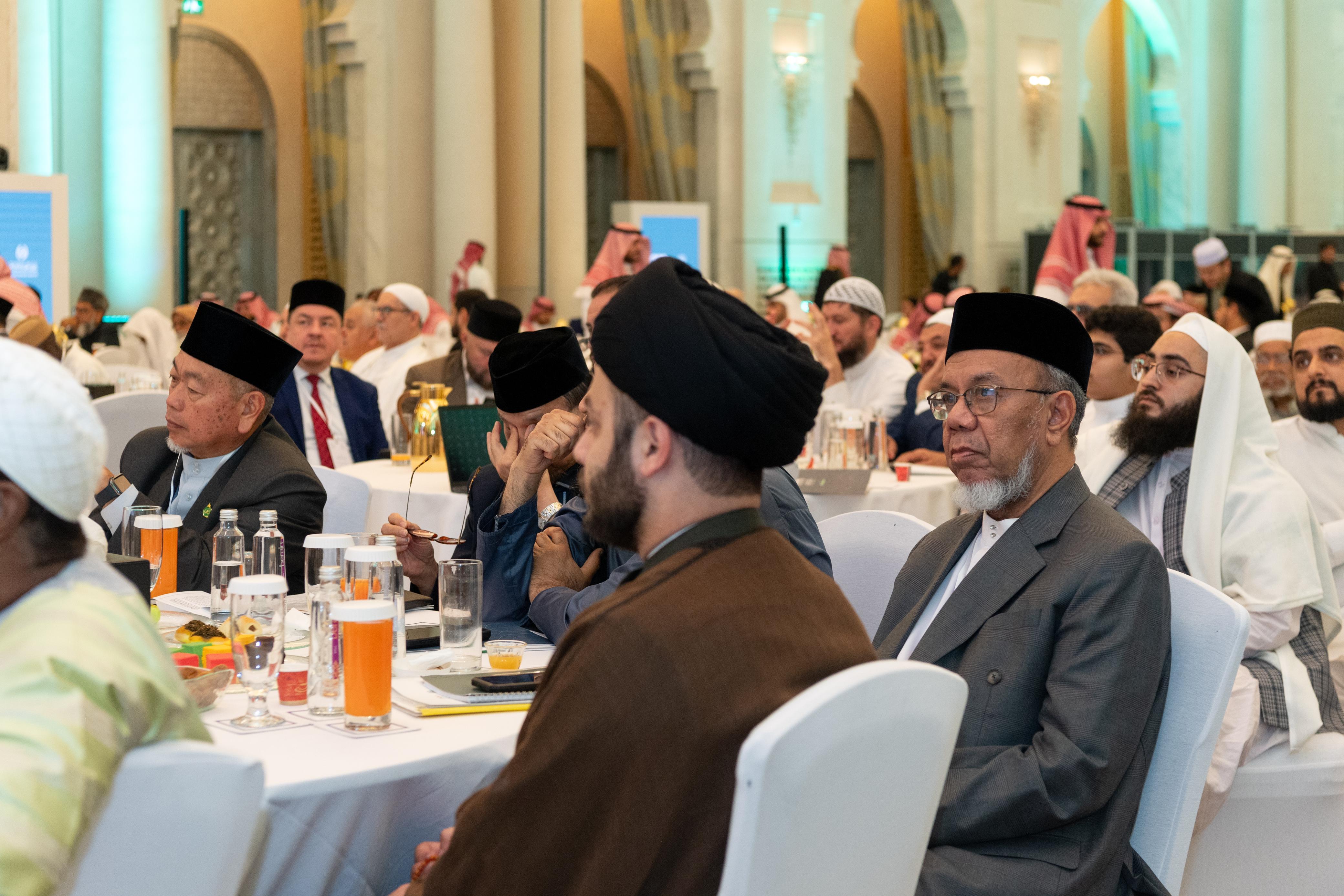 علماء المسلمين ومفتوهم يصدرون من مكة المكرمة "وثيقة بناء الجسور بين المذاهب الإسلامية" للتذكير بمفهوم الأمة الواحدة وتجاوز مآسي الطائفية