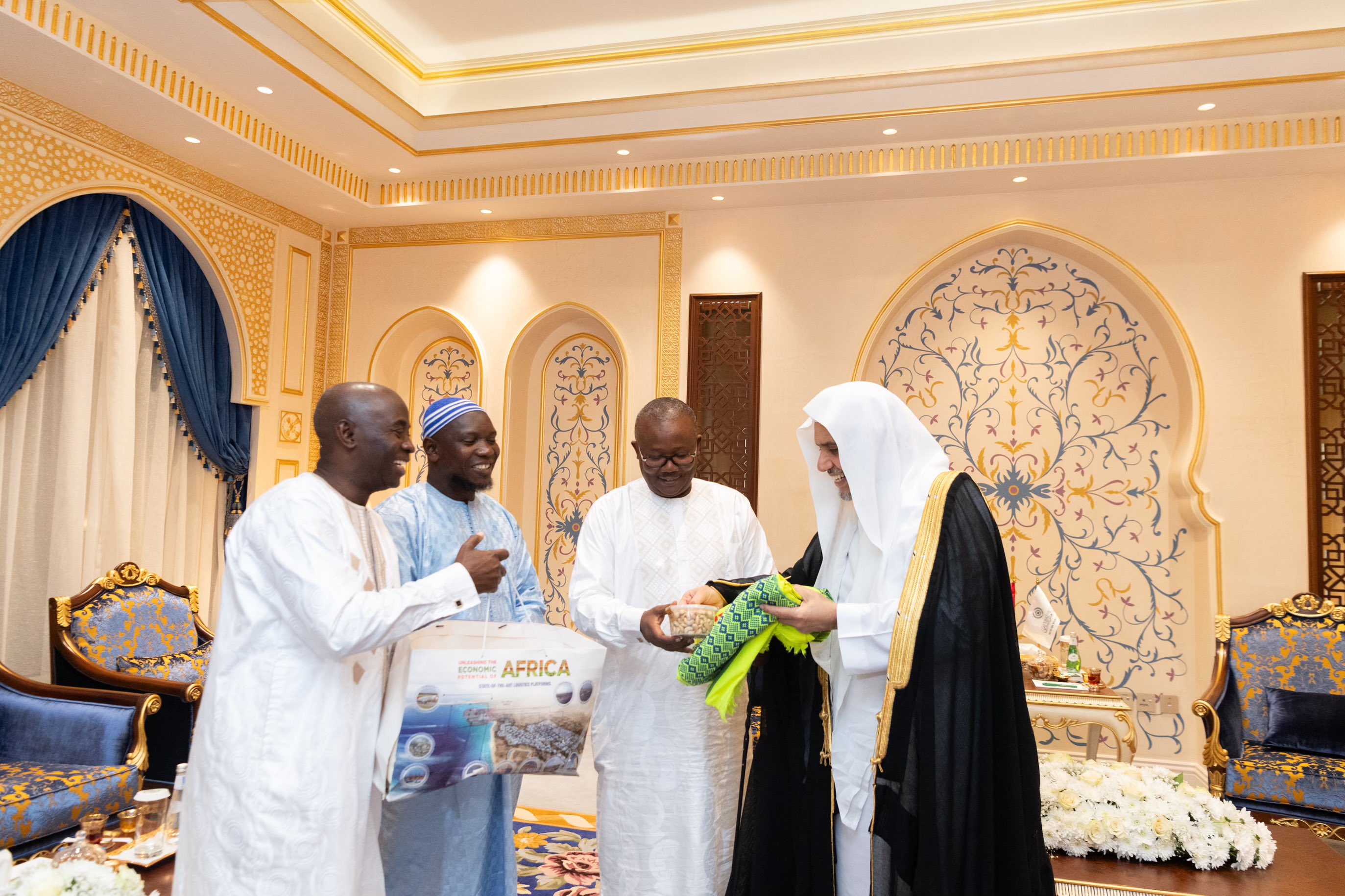 Nous avons été ravi à la Ligueislamiquemondiale de la visite du Président de la Guinée-Bissau M. Umaro Sissoco Embaló qui a été accueilli par le Secrétaire général, et président de l’Organisation des savants musulmans cheikh Mohammed Al-Issa.