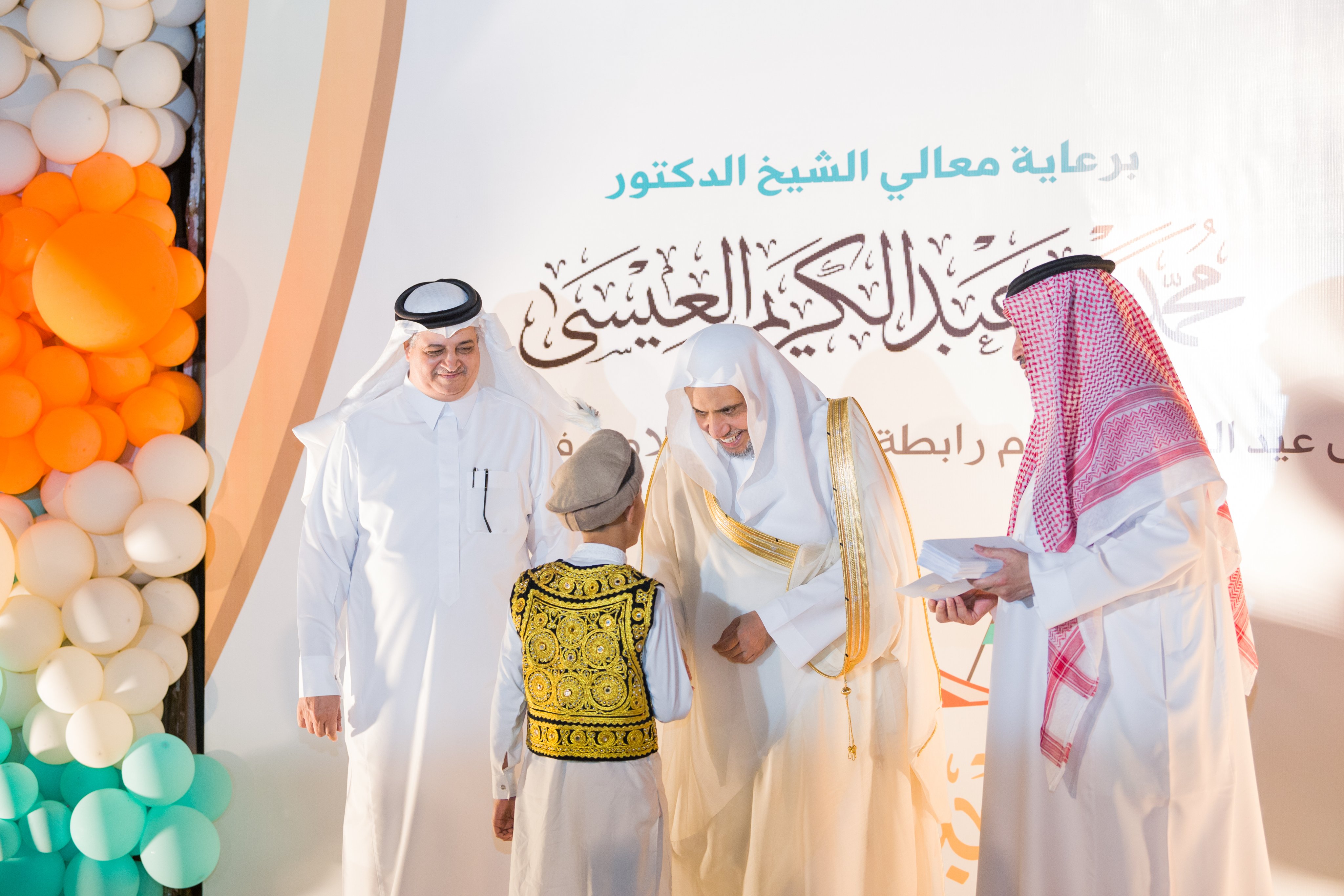 Foto de la celebración del Sheij Mohammed Al-Issa, SG de la LMI, en la festividad del Aid El Fitr en el orfanato Ali bin Abi Talib en Pakistán, que cuenta con cerca de 4600 huérfanos: