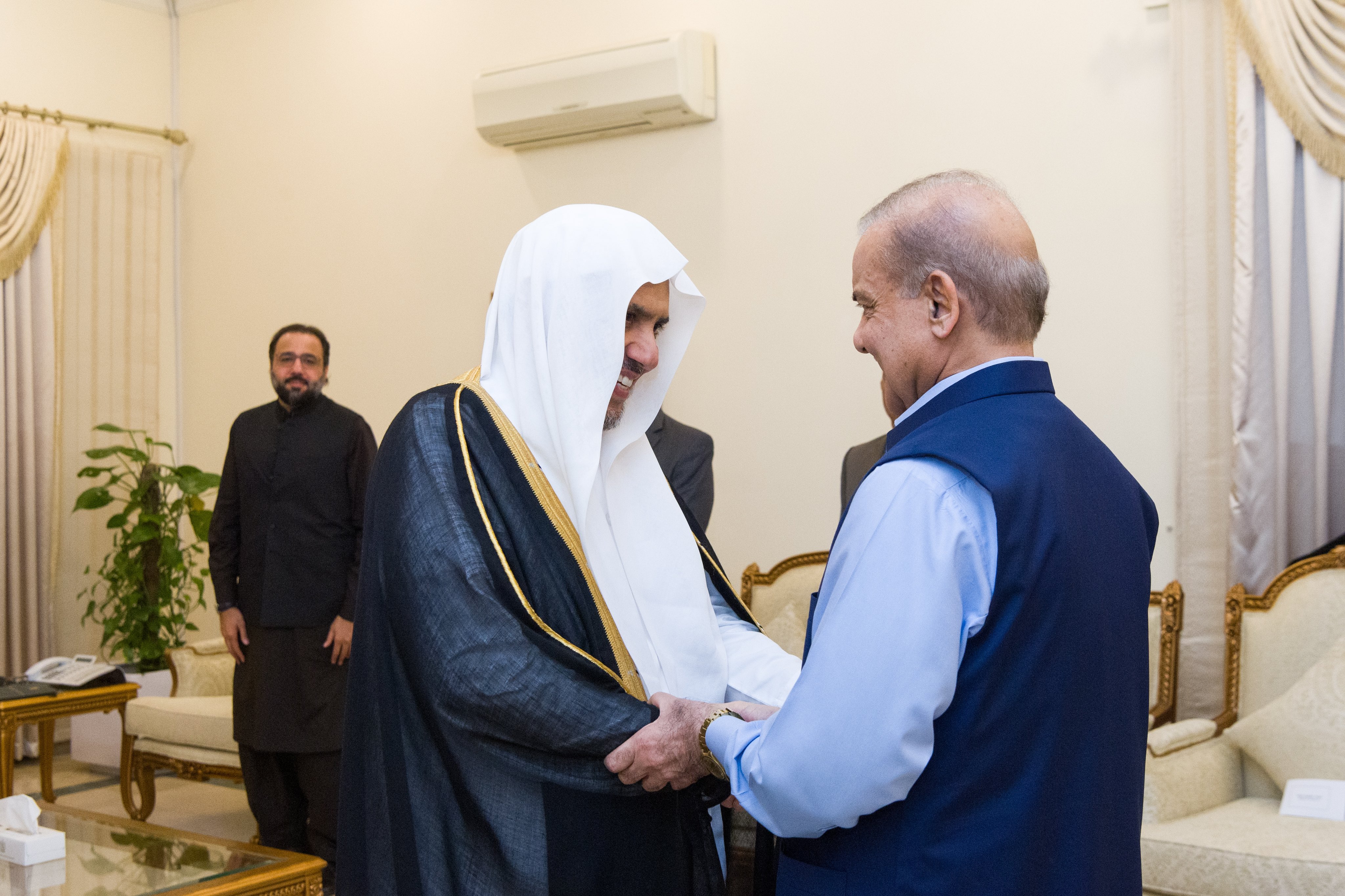 استقبل دولة رئيس وزراء جمهورية باكستان الإسلامية، السيد محمد شهباز شريف، في مكتبه بالعاصمة إسلام آباد، اليوم معالي الأمين العام رئيس هيئة علماء المسلمين الشيخ د.⁧‫محمد العيسى