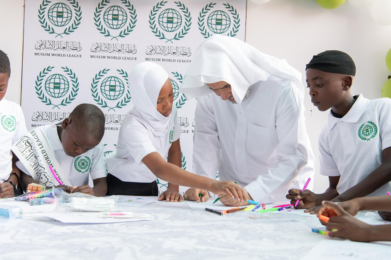 د.العيسى يدشن عددًا من البرامج والمبادرات التنموية ويلتقي بقيادات المكوّنات الوطنية وفي مقدمتها قيادة المكوّن الإسلامي