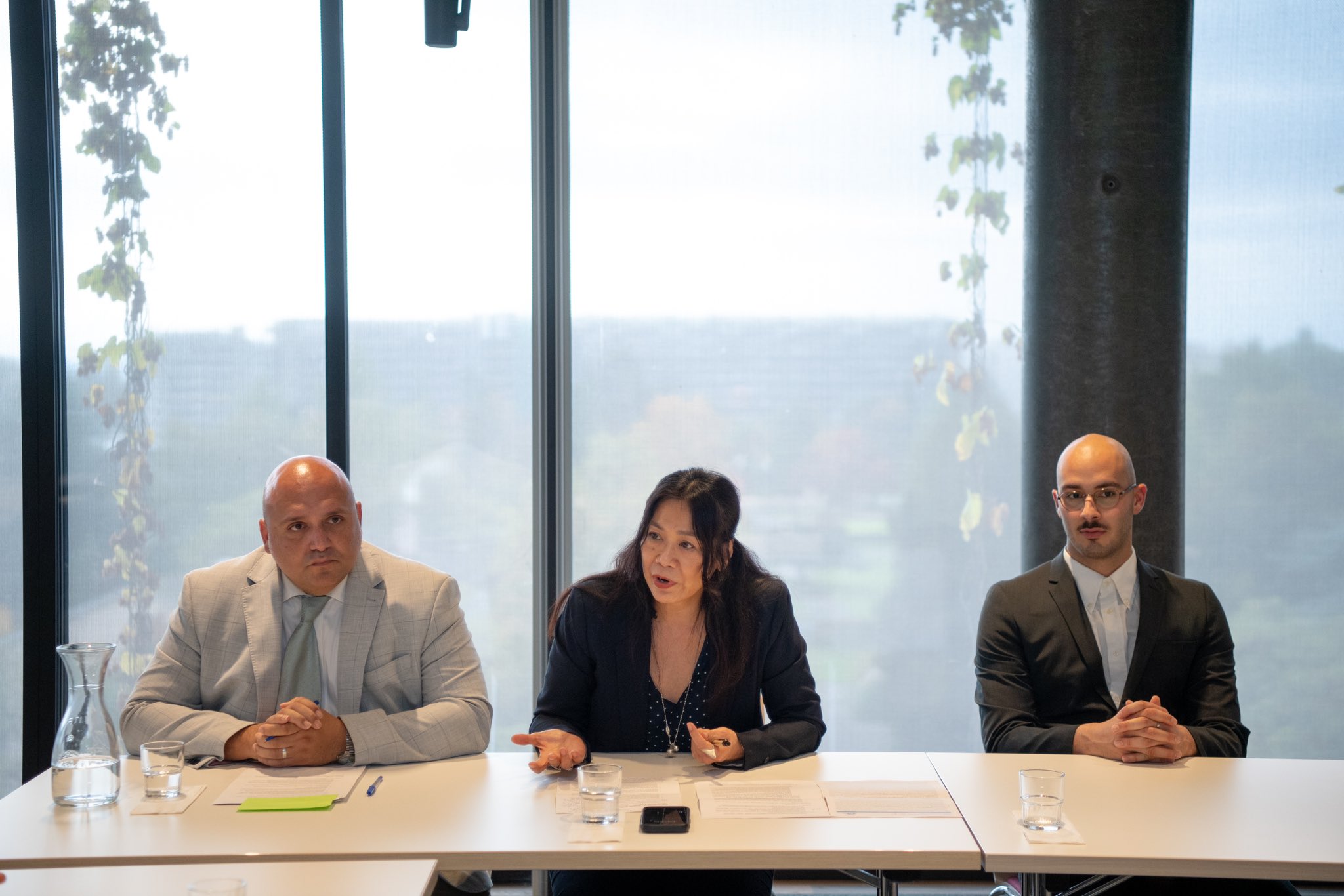 Durante su visita en respuesta a la invitación de centros de reflexión global y organizaciones internacionales: