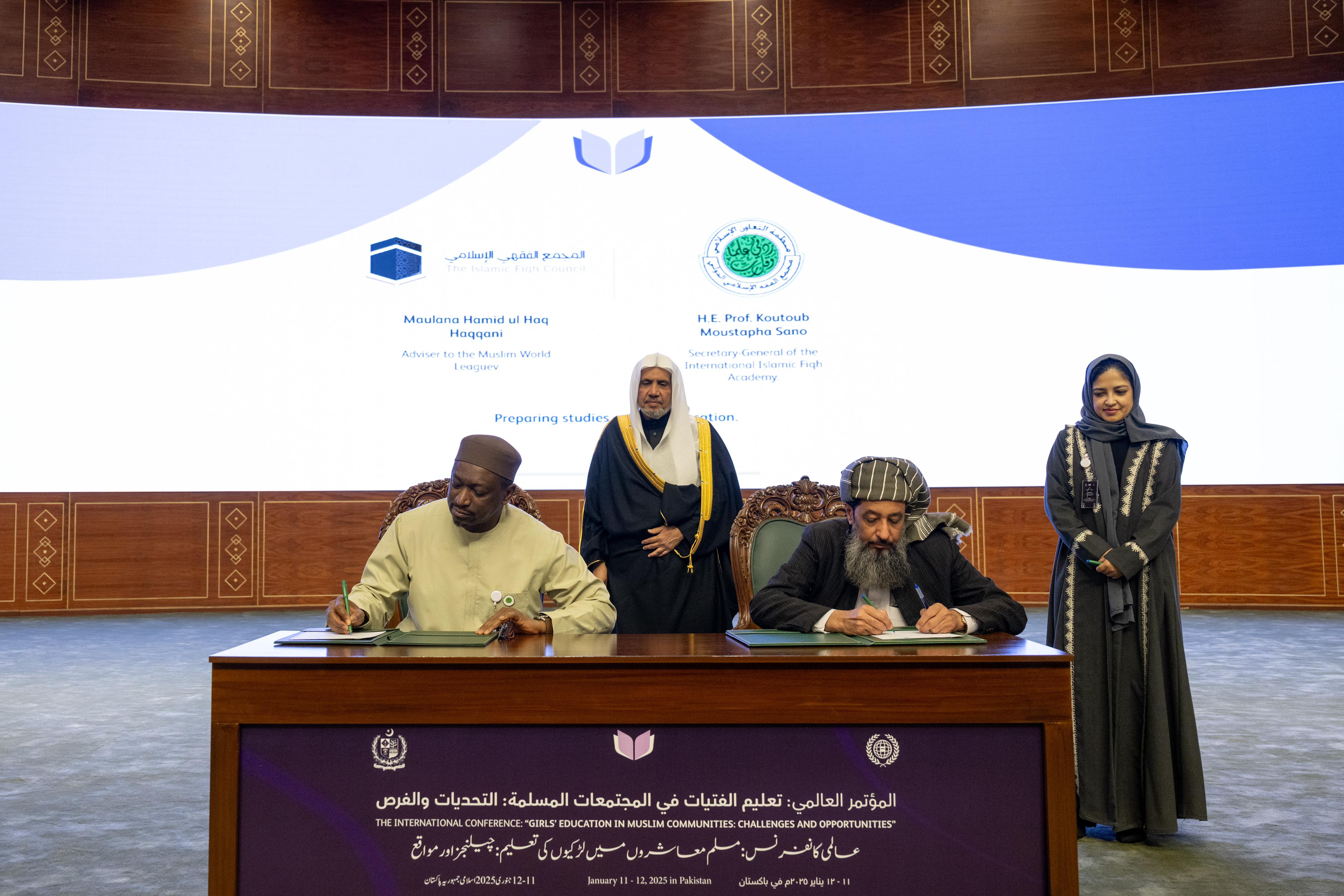 نامور علمائے کرام، فقہی مجالس، اسلامی کونسلوں اور اداروں، اقوام متحدہ، اور سرکاری و غیر سرکاری بین الاقوامی، تحقیقی و تعلیمی تنظیموں اور اداروں کے قائدین کے تاریخی تعاون سے