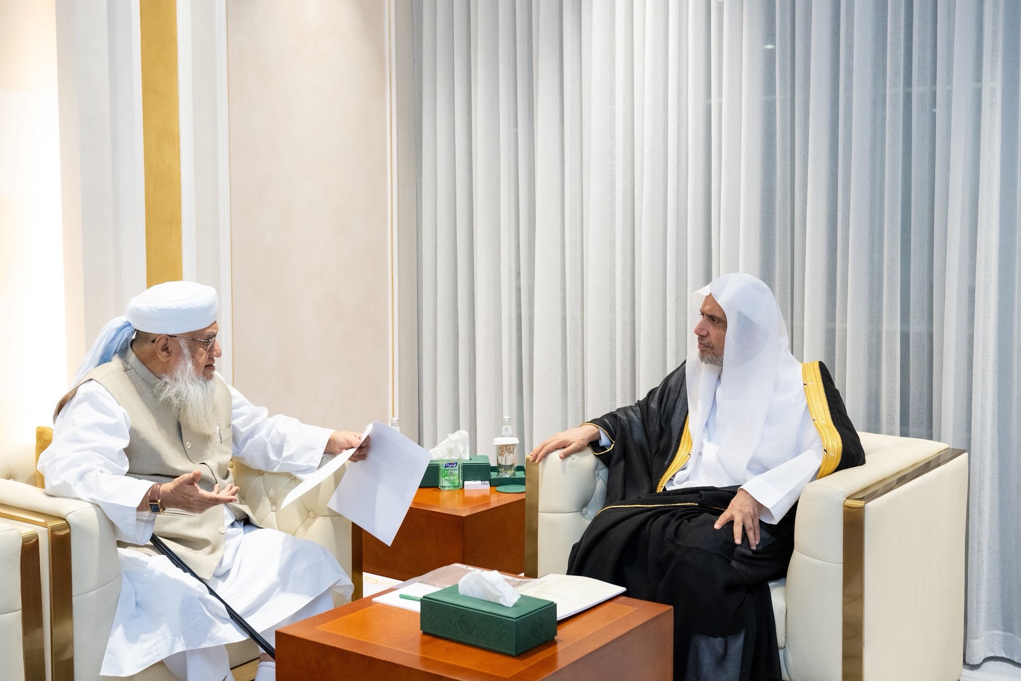استقبل معالي الأمين العام، رئيس هيئة علماء المسلمين، فضيلة الشيخ د.⁧‫محمد العيسى‬⁩‬⁩، مساء اليوم، فضيلة رئيس جامعة دار العلوم في الهند الشيخ العلامة خليل الرحمن سجاد النعماني الندوي