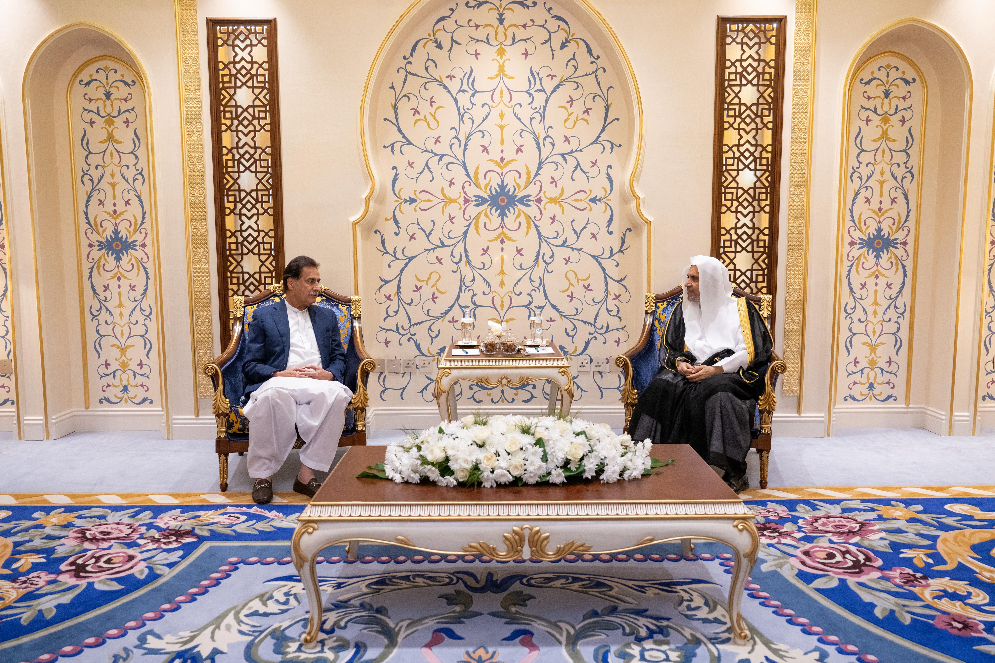 الأمين العام لرابطة العالم الإسلامي يستقبل رئيس البرلمان الباكستاني