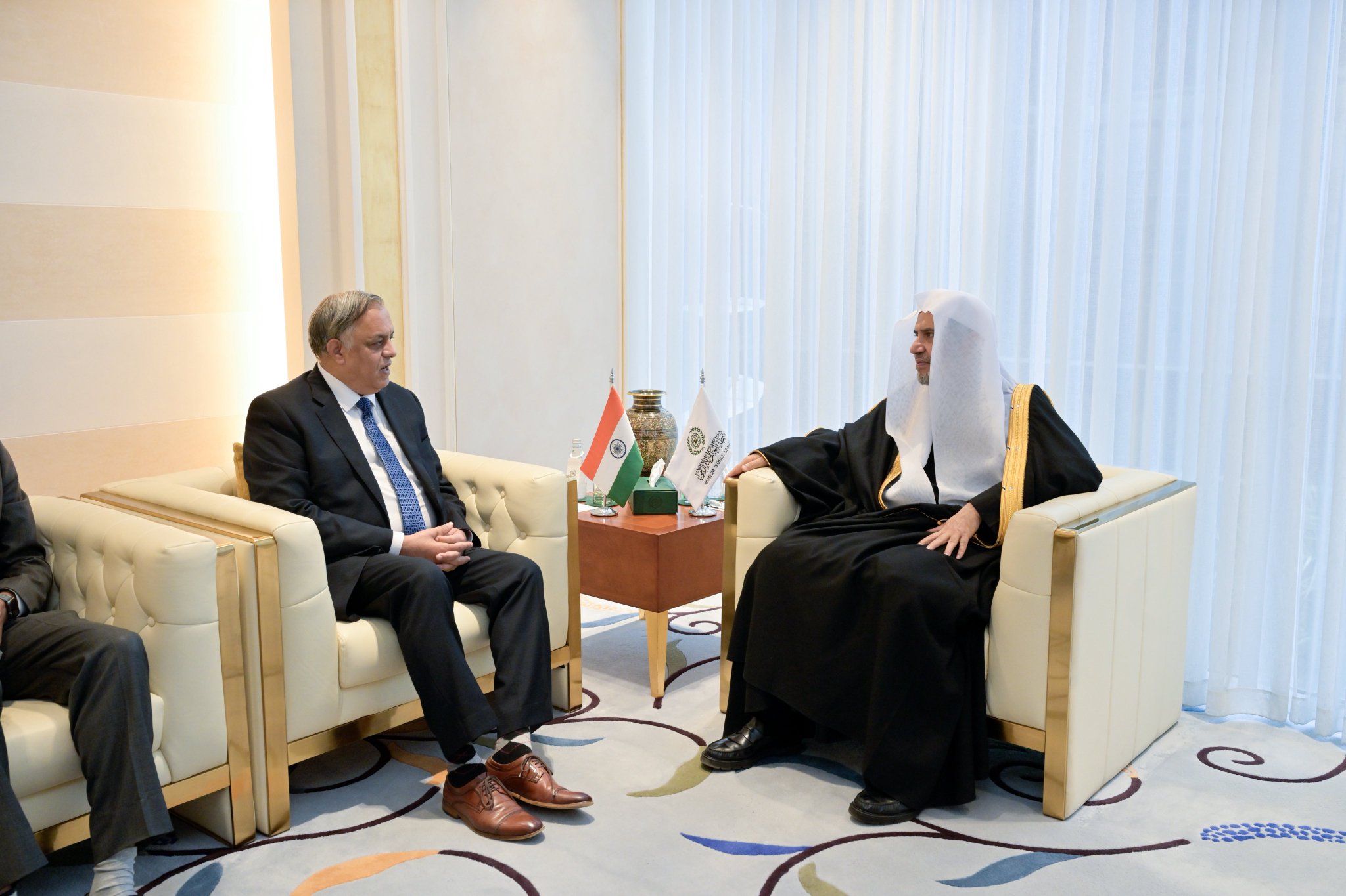استقبل معالي الأمين العام، رئيس هيئة علماء المسلمين، فضيلة الشيخ د.⁧‫ محمد العيسى‬⁩‬⁩ ‏، في مكتبه ظُهر اليوم، سعادةَ سفير جمهورية الهند لدى المملكة العربية السعودية، الدكتور سهيل إعجاز خان