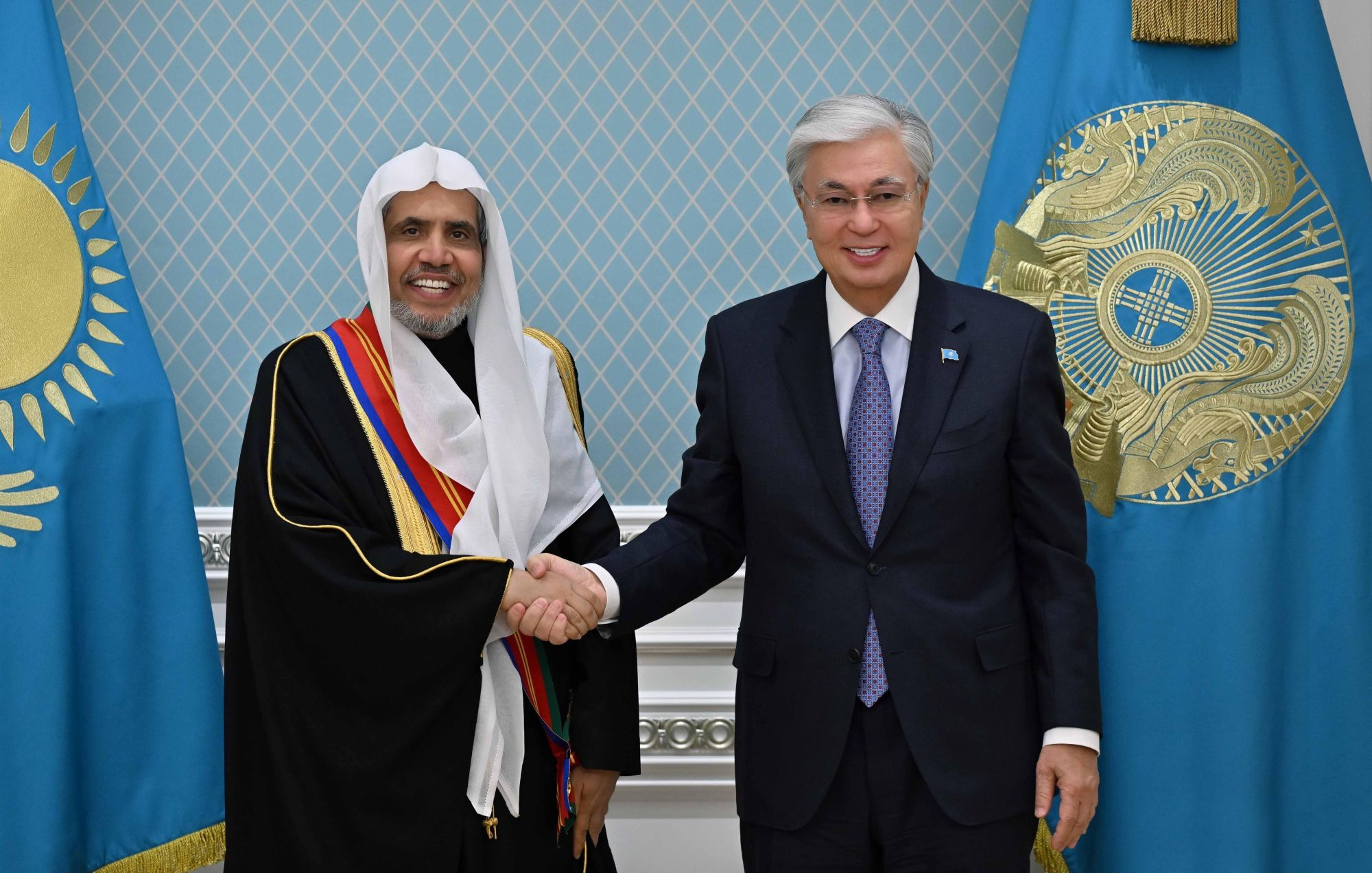 El Sr. Kassym-Jomart Tokáyev, Presidente de la República de Kazajistán, recibió en el palacio presidencial de la capital, Astaná, al Secretario General de la Liga del Mundo Islámico, Presidente del Consejo de Ulemas, el Sheij Mohammed Al-Issa.