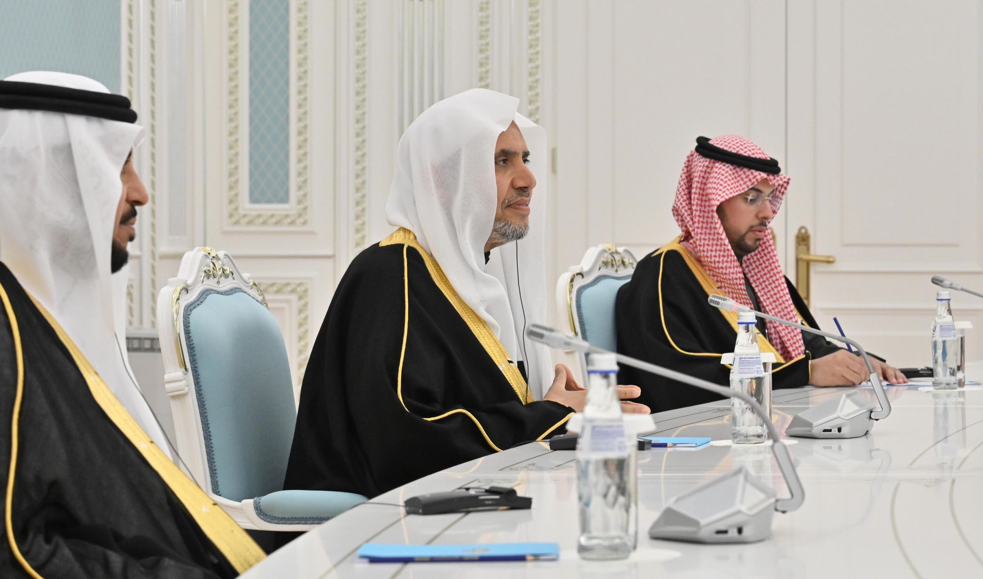 El Sr. Kassym-Jomart Tokáyev, Presidente de la República de Kazajistán, recibió en el palacio presidencial de la capital, Astaná, al Secretario General de la Liga del Mundo Islámico, Presidente del Consejo de Ulemas, el Sheij Mohammed Al-Issa.