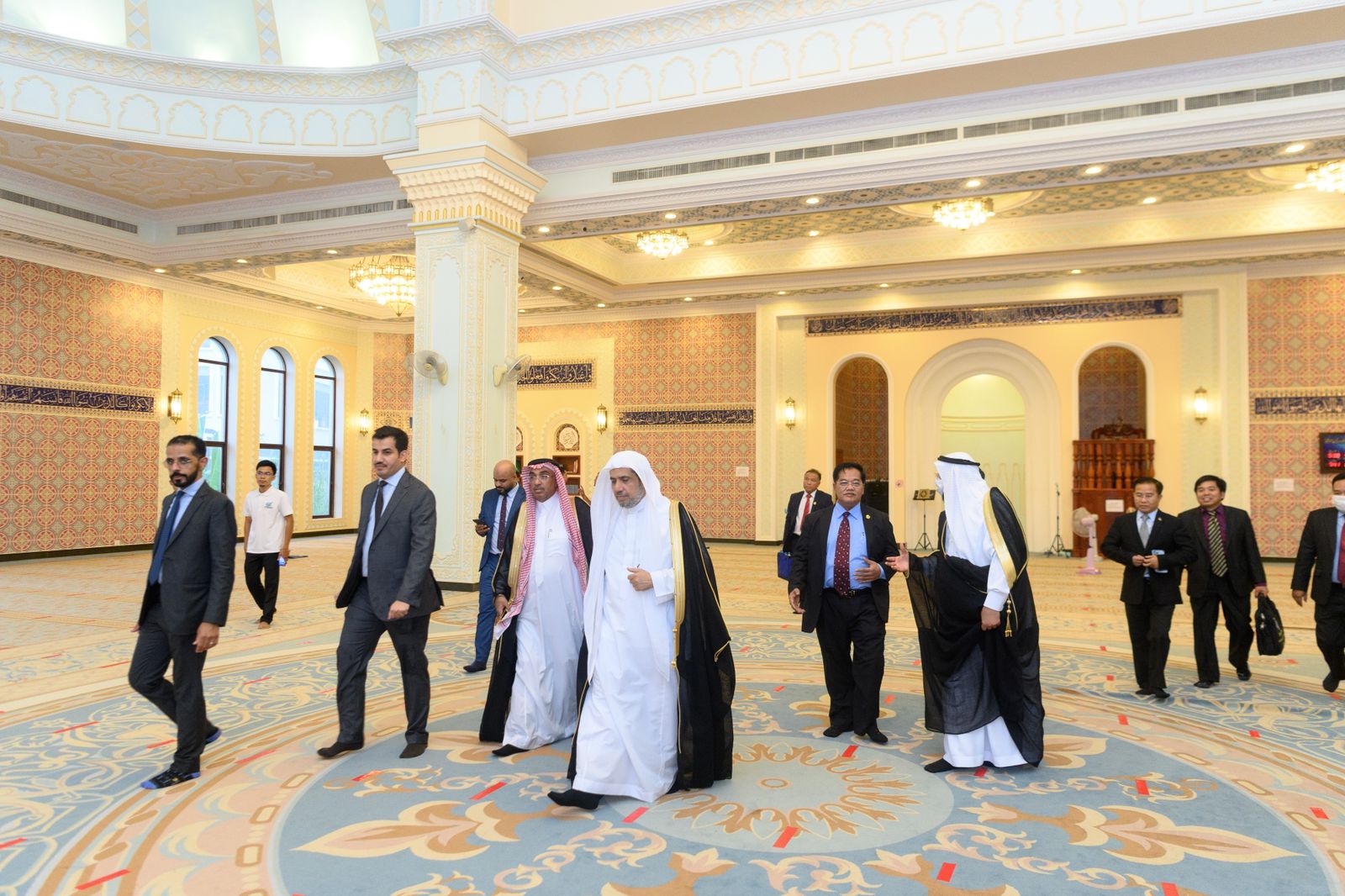 Dr. Al-Issa visits the Islamic Center and gives Friday prayer speech at the Great Mosque