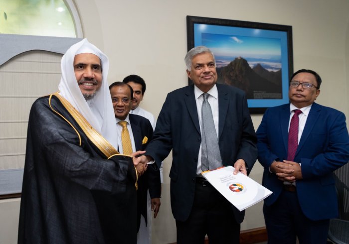 التقى معالي الشيخ د.⁧محمد العيسى⁩ في ⁧كولومبو⁩ بدولة رئيس وزراء ⁧سريلانكا⁩ الذي أشاد بحسن اختيار ⁧رابطة العالم الإسلامي⁩ لتوقيت الزيارة مؤكداً اعتزاز بلاده بمواطنيها المسلمين
