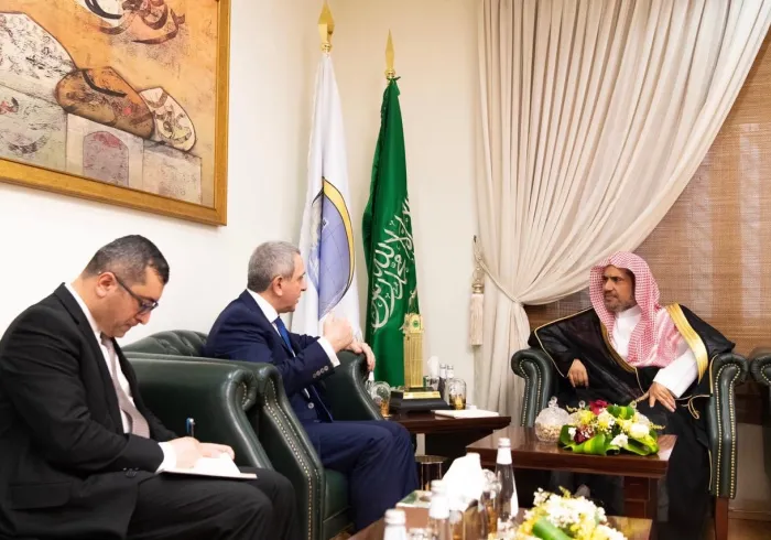 Le D. Mohammad Alissa a reçu l’Ambassadeur d’Azerbaïdjan auprès du Royaume d’Arabie Saoudite M. Chaïn Chaker qui a remercié le rôle positif de la Ligue Islamique Mondiale dans le monde et qui a invité le SG au congrès international d’Azerbaïdjan.