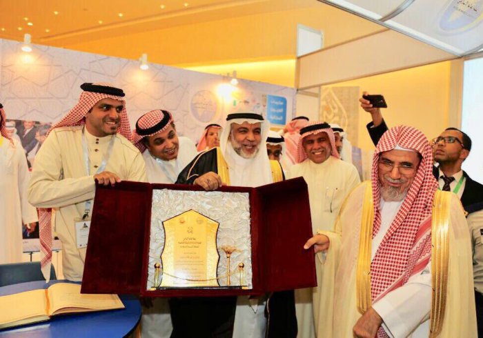 عدد من كبار الشخصيات الإسلامية يزورون معرض رابطة العالم الإسلامي المقام على هامش (المؤتمر الإسلامي للأوقاف)