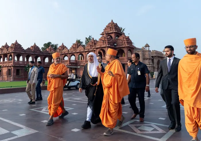 His Excellency Sheikh Dr. Mohammad Al-Issa, the Secretary-General of the MWL, Chairman of the Organization of Muslim Scholars visits the Hindu leadership at their headquarters in the Republic of India