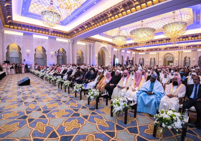 1200 muftis et savants de 127 pays dont 27 composantes islamiques durant leur congrès sur l’UnitéIslamique mettant en avant leur rôle de meneurs comme référence spirituelle et scientifique au service