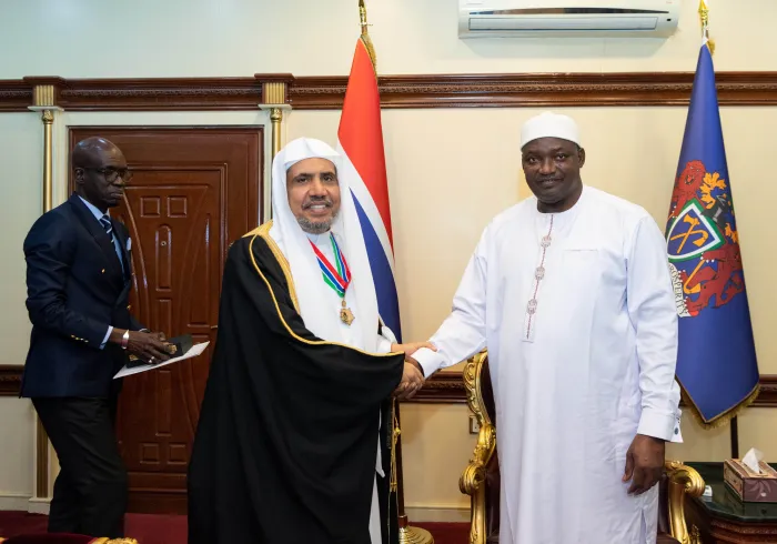 Le Président de la République de Gambie Adama Barrow remet à  Mohammad Alissa le prix d’« Ambassadeur de la paix internationale », lors d’une grande célébration organisée à Banjul.