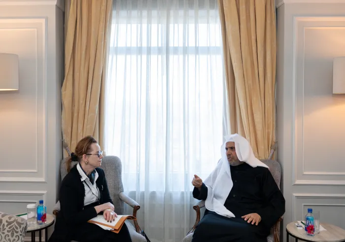 Yang Mulia Sekretaris Jenderal LMD, Ketua Asosiasi Ulama Muslim, Syekh Dr.  Mohammed Al-issa  , menerima Direktur Kantor Badan Bantuan dan Pekerjaan PBB untuk Pengungsi Palestina (UNRWA), Nyonya Gréta Gunnarsdóttir