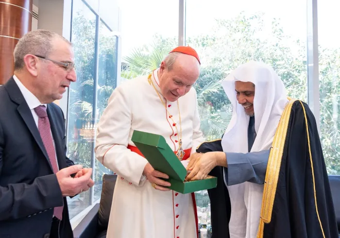 Atas undangan Liga Muslim Dunia: Yang Mulia Sekretaris Jenderal LMD, Ketua Asosiasi Ulama Muslim, Syekh Dr.mhmdalissa , telah menerima di Riyadh tamu LMD, Yang Mulia Kardinal Dr. Christoph Schönbrun, Uskup Agung vienna.