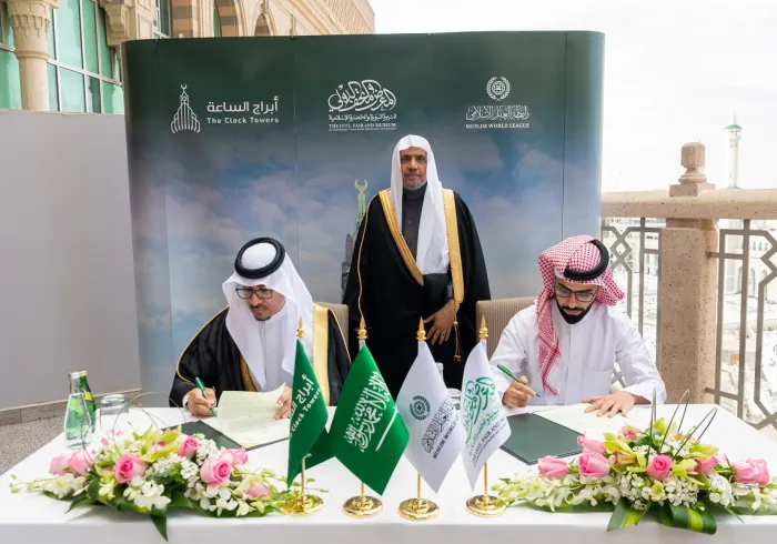 * Di hadapan Sekretaris Jenderalnya: Liga Muslim Dunia menandatangani perjanjian kerja sama ilmiah dan budaya dengan Menara Jam di Makkah Al-Mukarramah *