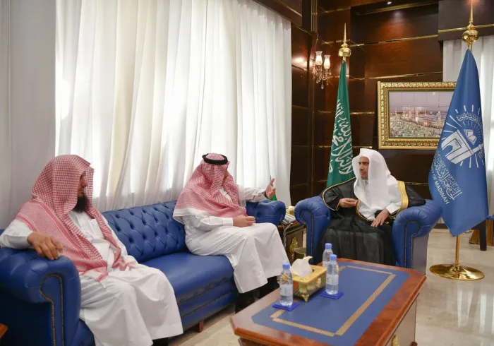 Le doyen de l’Université de Médine, le D. Hatem bin Hassan Elmarzouqui recevant le Secrétaire Général de la Ligue, le D. Mohamed bin Abdelkareem Al-Issa.