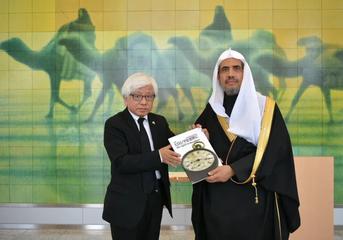 Le directeur du musée Hiroshima recevant le SG, le remerciant pour son message humaniste et pacifique