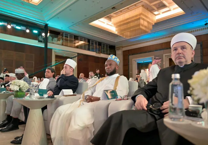 « Minhaj » est la première du genre dans l’histoire islamique, grâce à son vaste cadre de référence légale réunissant de grands oulémas de la communauté musulmane, issus des conseils, instances et académies rattachés à la Ligue islamique mondiale