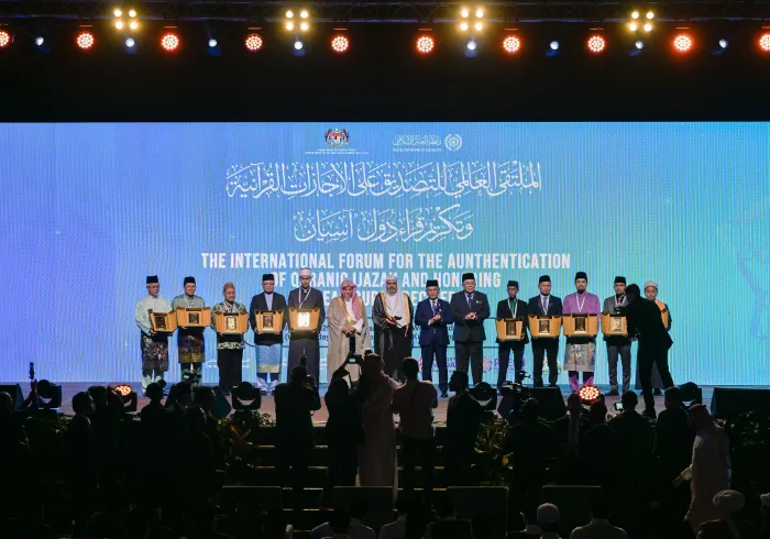 El Secretario General de la Liga del Mundo Islámico ha concluido el Foro Mundial de Certificaciones Coránicas y de Homenaje a los Recitadores de los países de la ASEAN