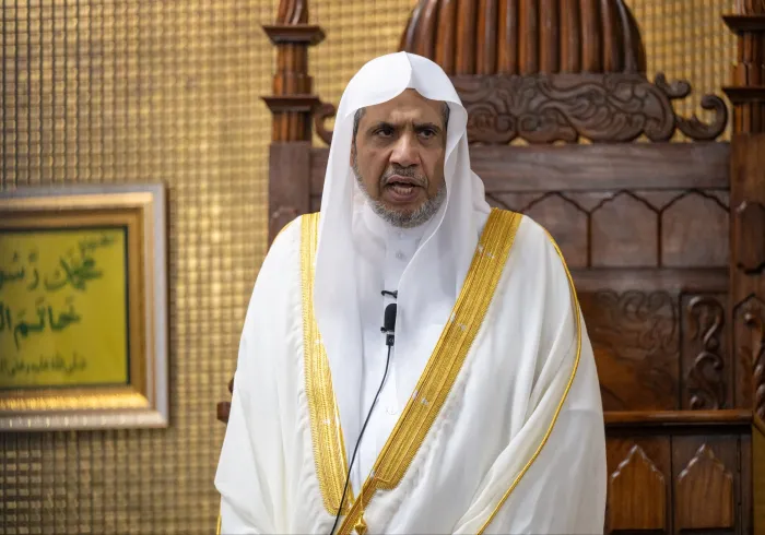 ‏معالي الأمين العام، رئيس هيئة علماء المسلمين، فضيلة الشيخ د.⁧‫محمد العيسى‬⁩ ⁦‬⁩، يخطُب الجمعةَ من على منبر جامع: "البرلمان"، و"مجلس الشيوخ"، بحضور الأعضاء، وحُكَّام بعض الولايات وعددٍ من الوزراءِ، وجمعٍ من المصلين