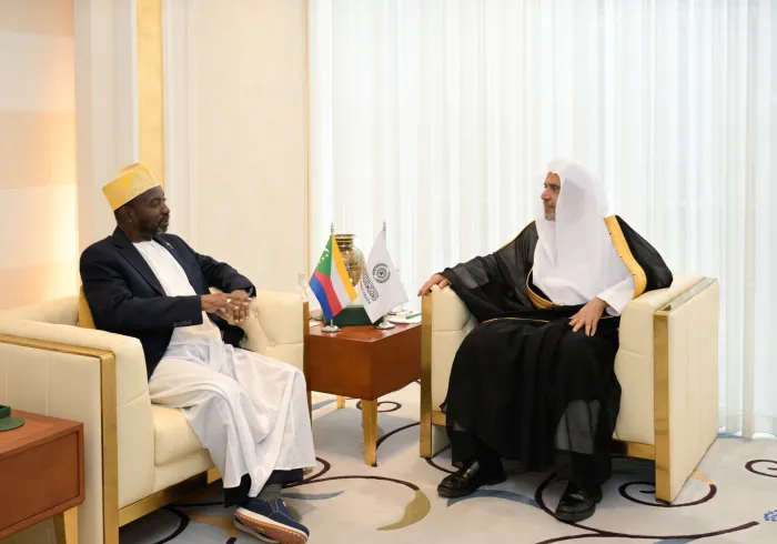 جناب دبیرکل، رئیس انجمن علمای مسلمان، آقای دکتر شیخ محمد العیسی، امروز ظهر در دفتر خود، سفیر جمهوری متحد کومور در مملكت عربستان سعودی