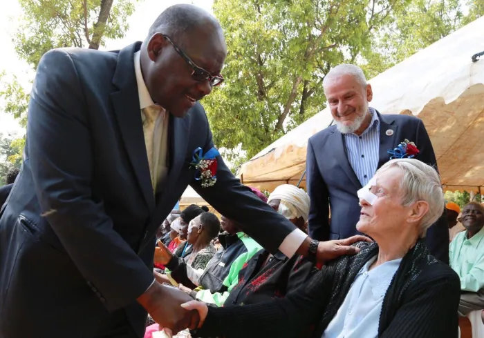 Durant sa visite le Ministre de la santé du Zimbabwe remercie au nom de son gouvernement la LIM pour ce camp d'aide médicale.