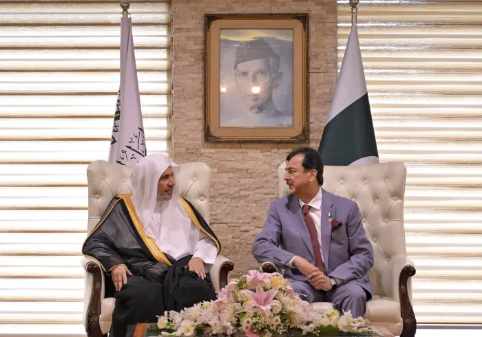 Yang Mulia Ketua Senat Pakistan, Bapak Yousaf Raza Gilani, menerima kunjungan Yang Mulia Sekretaris Jenderal LMD, Syekh Dr. Mohammed Al-Issa di gedung Senat, dengan dihadiri oleh seluruh pimpinan partai politik dan para anggota