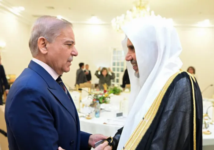 استضافَ دولةُ رئيسِ وزراء جمهورية باكستان الإسلامية، السيد محمد شهباز شريف، في مكتبه بالعاصمة "إسلام آباد"، معالي الأمين العام، رئيسَ هيئة علماء المسلمين، فضيلةَ الشيخ د. ⁧‫محمد العيسى