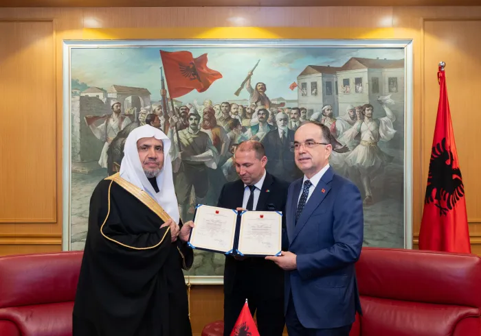 Cheikh Al-Issa reçoit la plus haute médaille de la République albanaise : « la Médaille d'État pour les personnalités spirituelles éminentes dans le monde » :