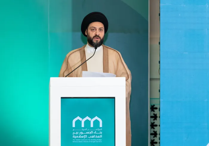 M. Ihsan Al-Hakim, représentant du Mouvement irakien Al-Hikmah, prononçant le discours du président du Mouvement Al-Hikmah, M. Ammar Al-Hakim, lors de la séance de clôture de la conférence : « Construire des ponts entre les écoles islamiques » :