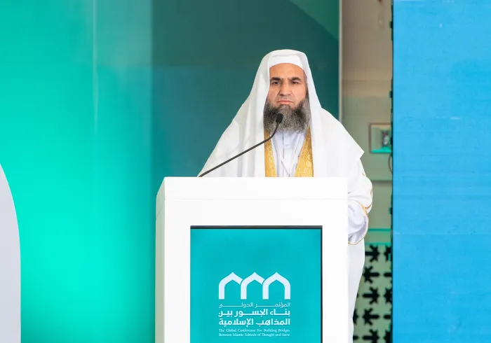 Le responsable du Centre du Coran et de la Sunna, dans la ville de Jalalabad en Afghanistan, cheikh  Ahmad Shah Mukhlis, lors de la séance de clôture de la conférence : « Construire des ponts entre les écoles islamiques » :