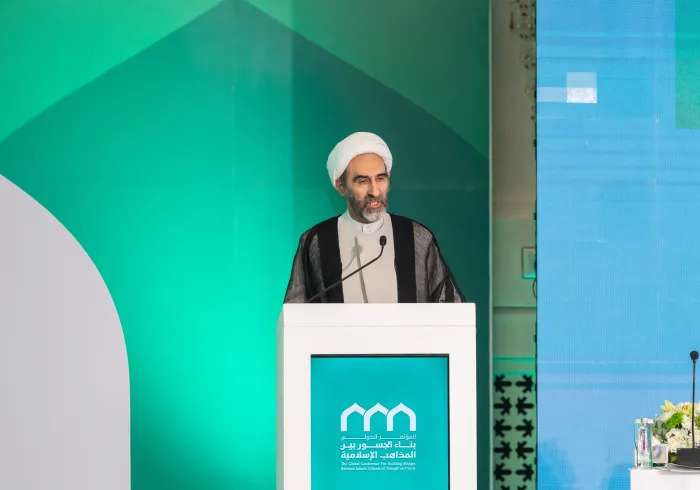 L'Ayatollah cheikh Ahmed Mobaleghi, membre du Conseil de direction des experts de la République islamique d'Iran, lors de la séance d'ouverture de la conférence : « Construire des ponts entre les écoles islamiques » :