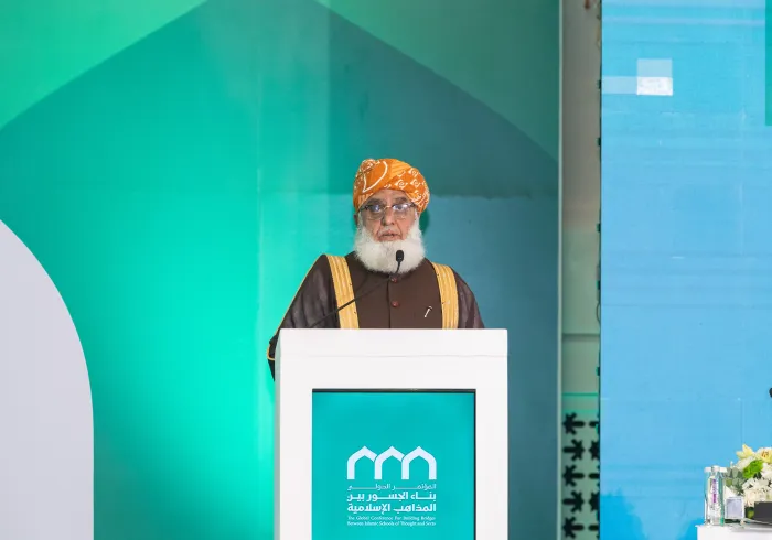 Le responsable de l'Association des savants de la République islamique du Pakistan, cheikh Fazl-ur-Rahman bin Mufti Mahmoud, lors de la séance d'ouverture de la conférence « Construire des ponts entre les écoles islamiques » :