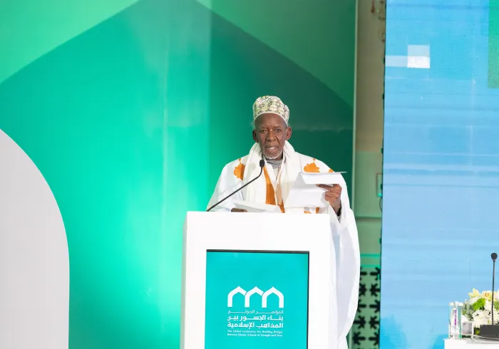 Le Président de l'Union islamique africaine, cheikh Mohammed Al-Mahi ben Cheikh Ibrahim Niass, lors de la séance d'ouverture de la conférence : « Construire des ponts entre les écoles islamiques » :