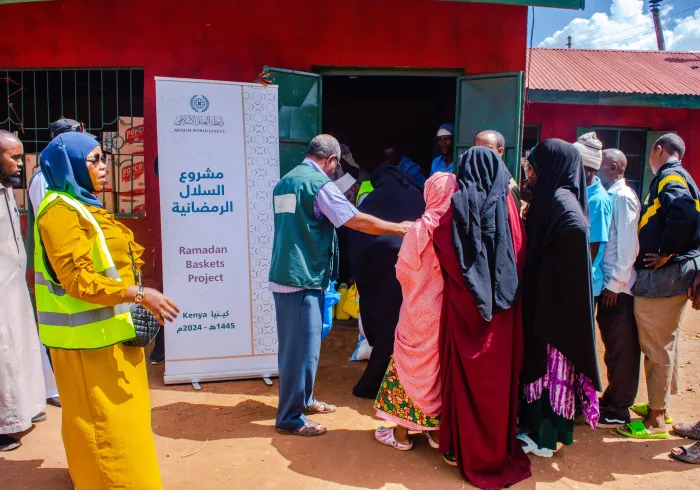 The Muslim World League continues to implement its project to distribute Ramadan Food Baskets to those in need in the Islamic world and the countries with Muslim minorities. Here, the MWL team is distributing Ramadan Food Baskets to people in Kenya.