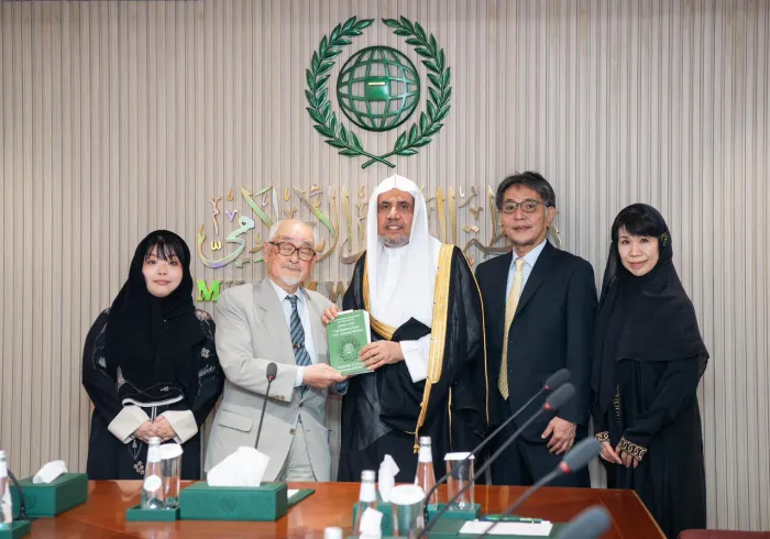 His Excellency the Secretary-General, Sheikh Dr. Muhammad Al-Issa, met in his office in Riyadh this afternoon, with a delegation from the Motoko Katakura Foundation for Desert Culture in Japan, headed by Mr. Kunio Katakura.