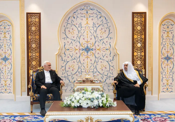 El Secretario General y Presidente de la Comisión de Ulemas Musulmanes, Sheij Mohammed Al-Issa, recibió en La Meca al responsable de la Oficina de Donaciones chiíta iraquí, Haider Hassan Al-Shammari