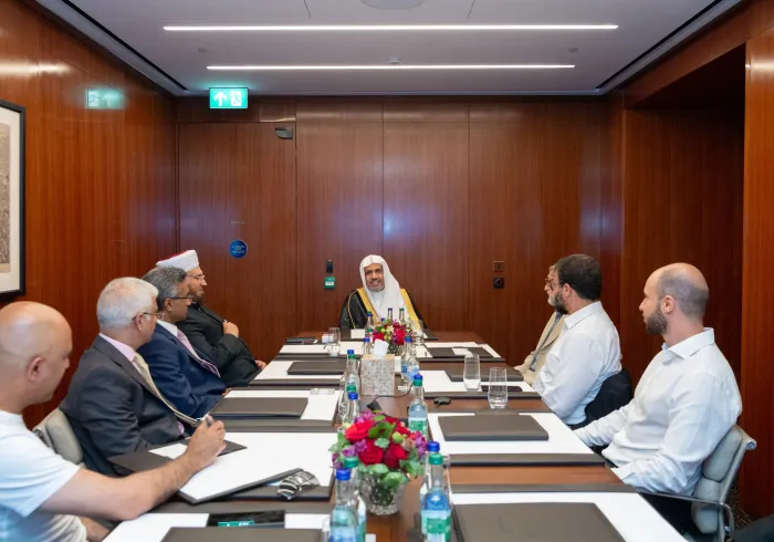 In London, His Excellency Sheikh Dr. Mohammed Alissa, Secretary-General of the Muslim World League (MWL) and Chairman of the Organization of Muslim Scholars, convened a meeting with British Islamic leaders.